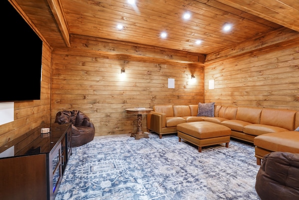 Un intérieur en bois avec un canapé, un fauteuil poire et une petite table.