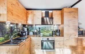 Kühlschrank, Mikrowelle, Herdplatte, Wasserkocher mit Kaffee-/Teezubehör