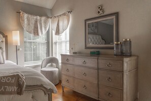 5 slaapkamers, een kluis op de kamer, een bureau