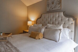 5 Schlafzimmer, Zimmersafe, Schreibtisch, Bügeleisen/Bügelbrett