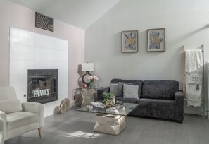 Smart-TV, Kamin, Tischtennisplatte, Bücher