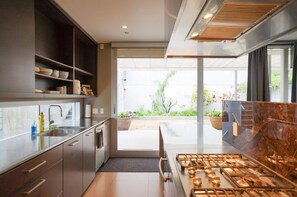 Kjøleskap, mikrobølgeovn, oppvaskmaskin og kjøkkenutstyr