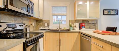 Réfrigérateur, micro-ondes, four, plaque de cuisson