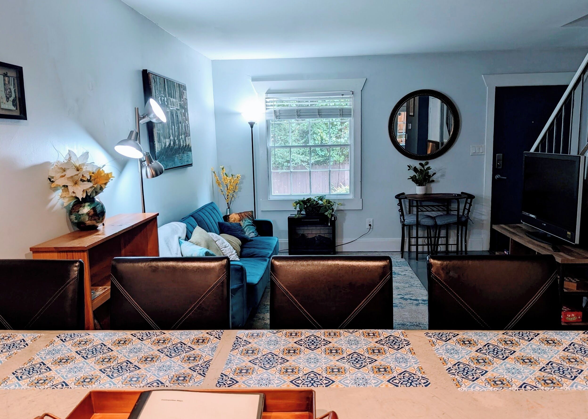 Una Smart TV, una chimenea, libros