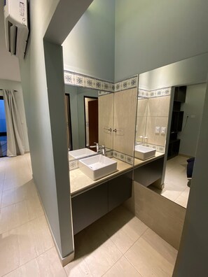Deluxe Apartment | Bathroom | Shower, rainfall showerhead, hair dryer, bidet - Departamentos Muskuy (Salta)