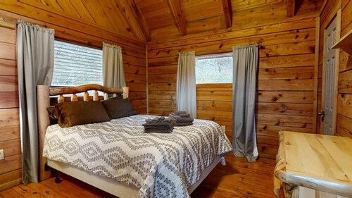 Pop's Perch: Pet Friendly, Free Attraction Tickets, Hot tub, Peaceful and Quiet