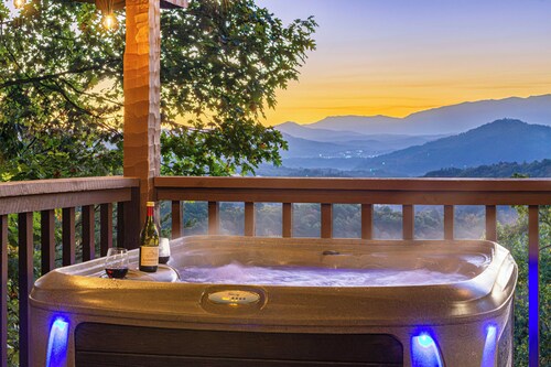 ROMANTIC Retreat! Mountain VIEWS! NEW Hot Tub! PET Friendly! Fireplace!