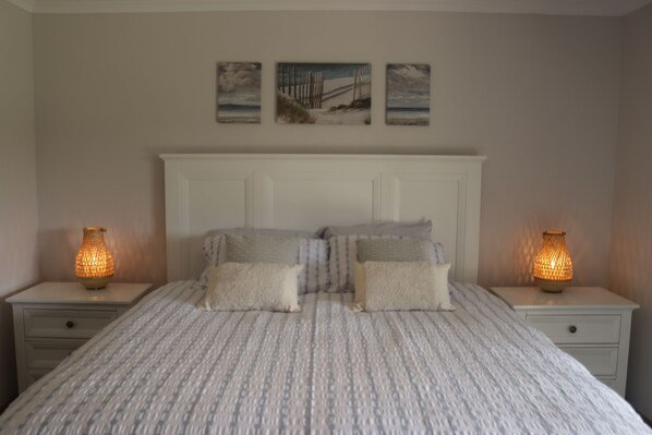 3 bedrooms, travel cot, WiFi, bed sheets - Beautiful Family Beach Home in Middleton w/games, pool table and open plan area. (Middleton)