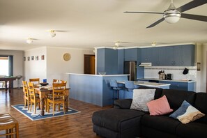 Smart TV, books - Beautiful Family Beach Home in Middleton w/games, pool table and open plan area. (Middleton)