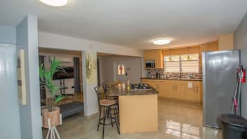 Chalet | Private kitchen | Freezer, paper towels