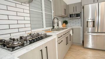 Chalet | Private kitchen | Freezer, paper towels