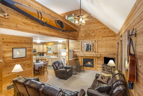 All-Seasons Woodland Escape: Fire Pit, Deck, Grill