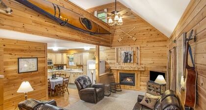 All-Seasons Woodland Escape: Fire Pit, Deck, Grill