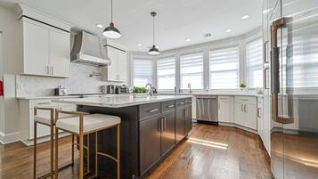 Réfrigérateur, micro-ondes, four, plaque de cuisson