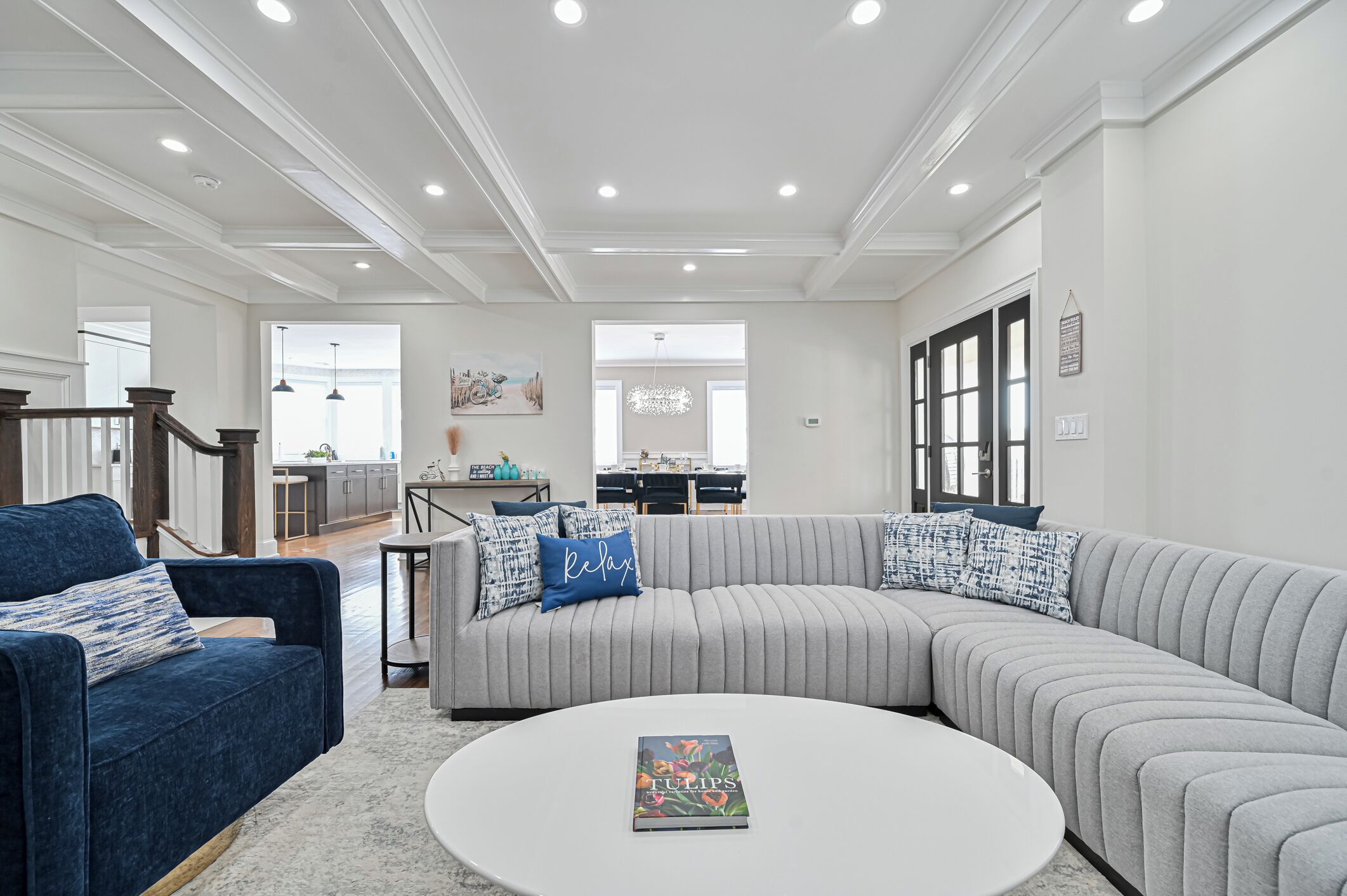 Télévision, cheminée, table de tennis de table