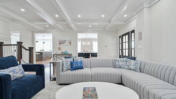 Télévision, cheminée, table de tennis de table