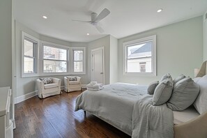 7 habitaciones, tabla de planchar con plancha, cuna de viaje y wifi 