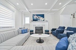 Tv, eldstad och ett bordtennisbord