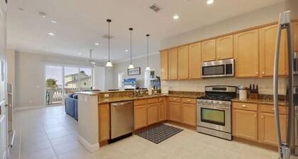 LARGE, Beautifully Updated 4BR 3 Bath Townhouse ACROSS from BEACH! Private Spa!