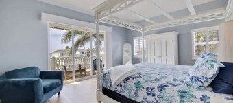 Prime Location! XL 4BR 3BA Home, Steps from BEACH, between Clearwater & St Pete!