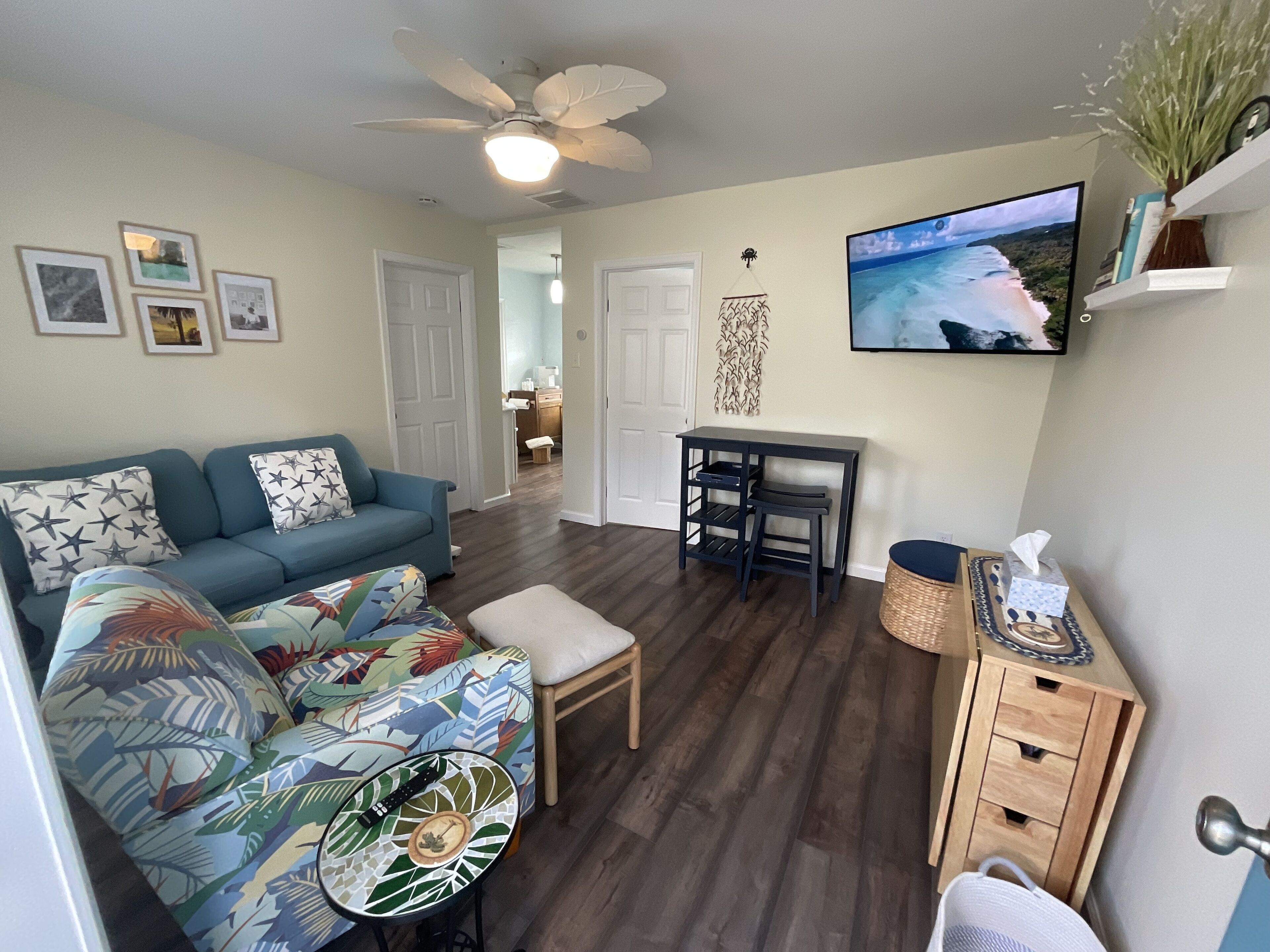 Cozy 2 bedroom shared courtyard minutes to beach.