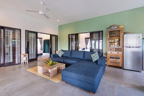 Villa, 3 slaapkamers, privézwembad | Woonkamer | Een 29-inch smart-tv met kabelzenders, Netflix en streamingdiensten