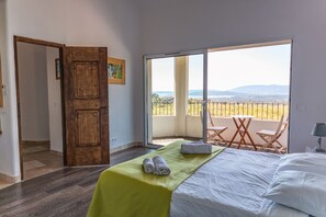6 bedrooms, iron/ironing board, free WiFi, bed sheets