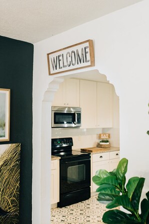 Refrigerador, microondas, horno y parrilla de estufa