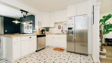 冷蔵庫、電子レンジ、オーブン、コンロ