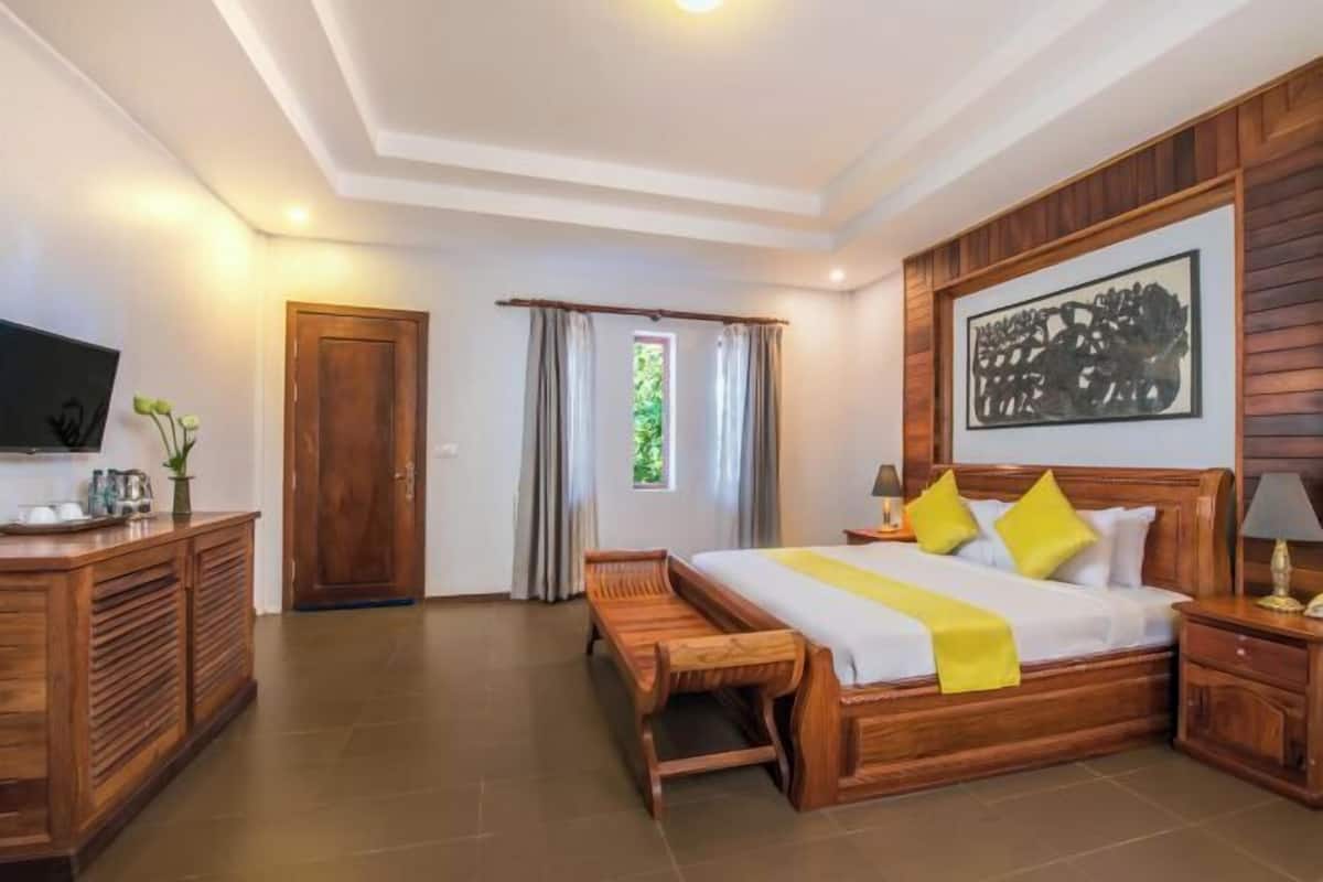 Premium bedding, minibar, in-room safe, desk