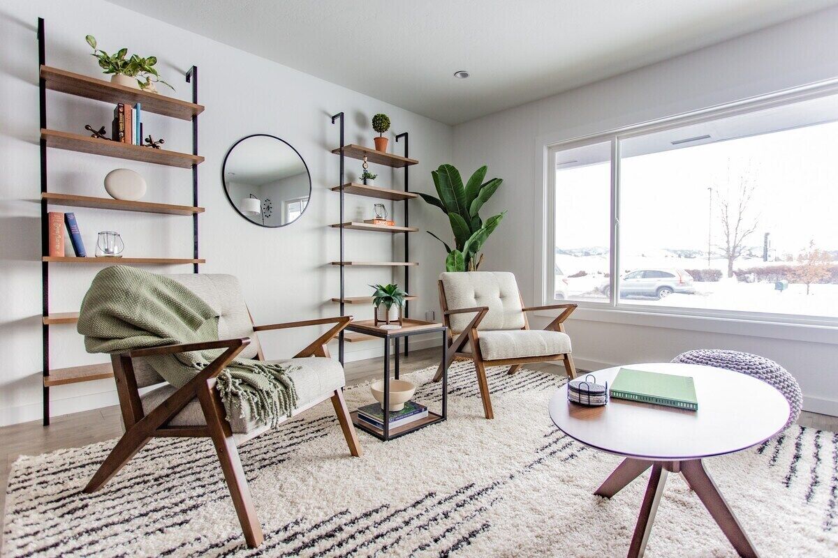 テレビ、暖炉、書庫