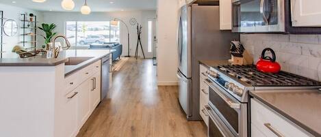 Refrigerador, microondas, horno, placa de cocina