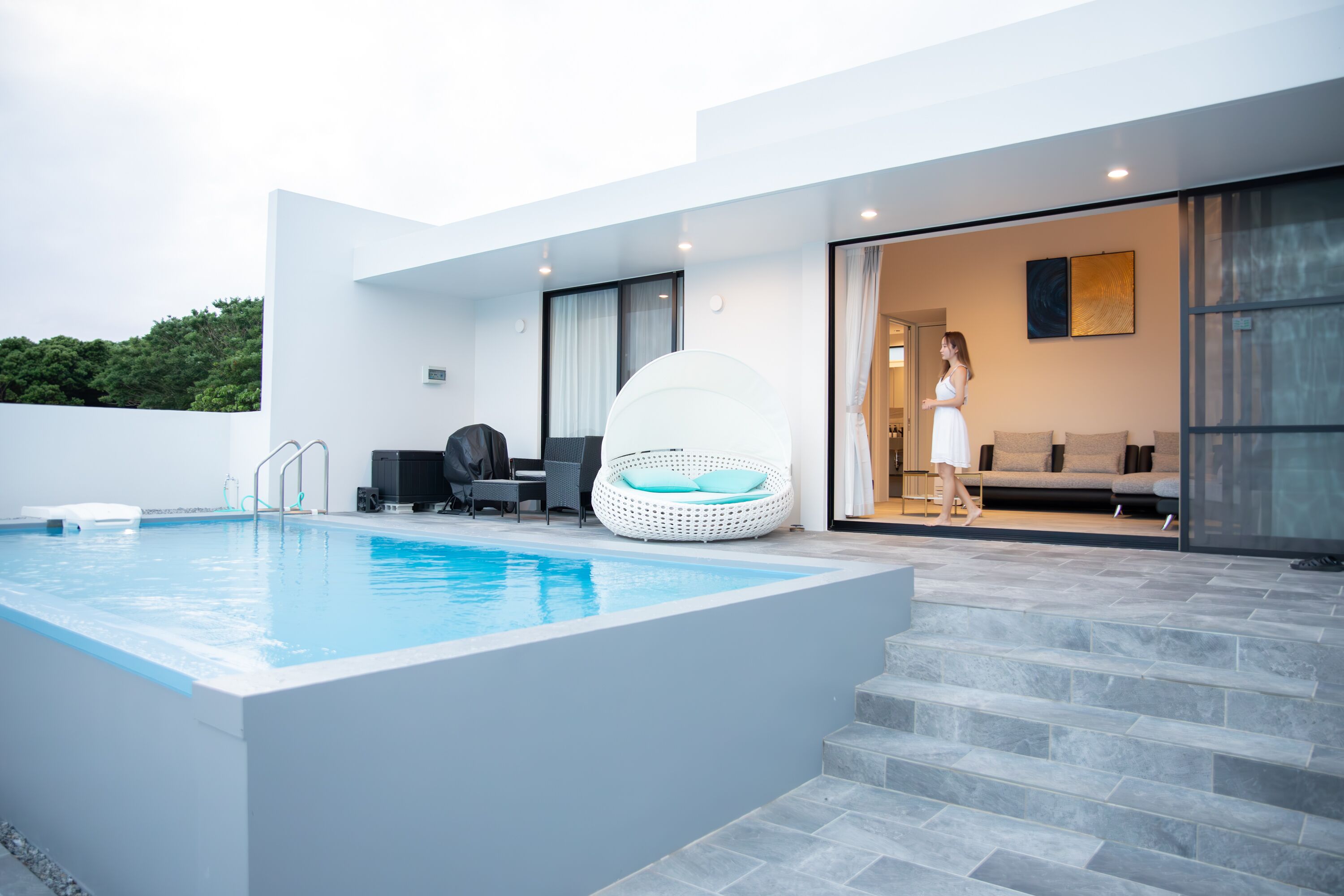 2 عدّة غرف نوم وألحفة محشوة بالريش وخزنة داخل الغرفة وستائر تعتيم