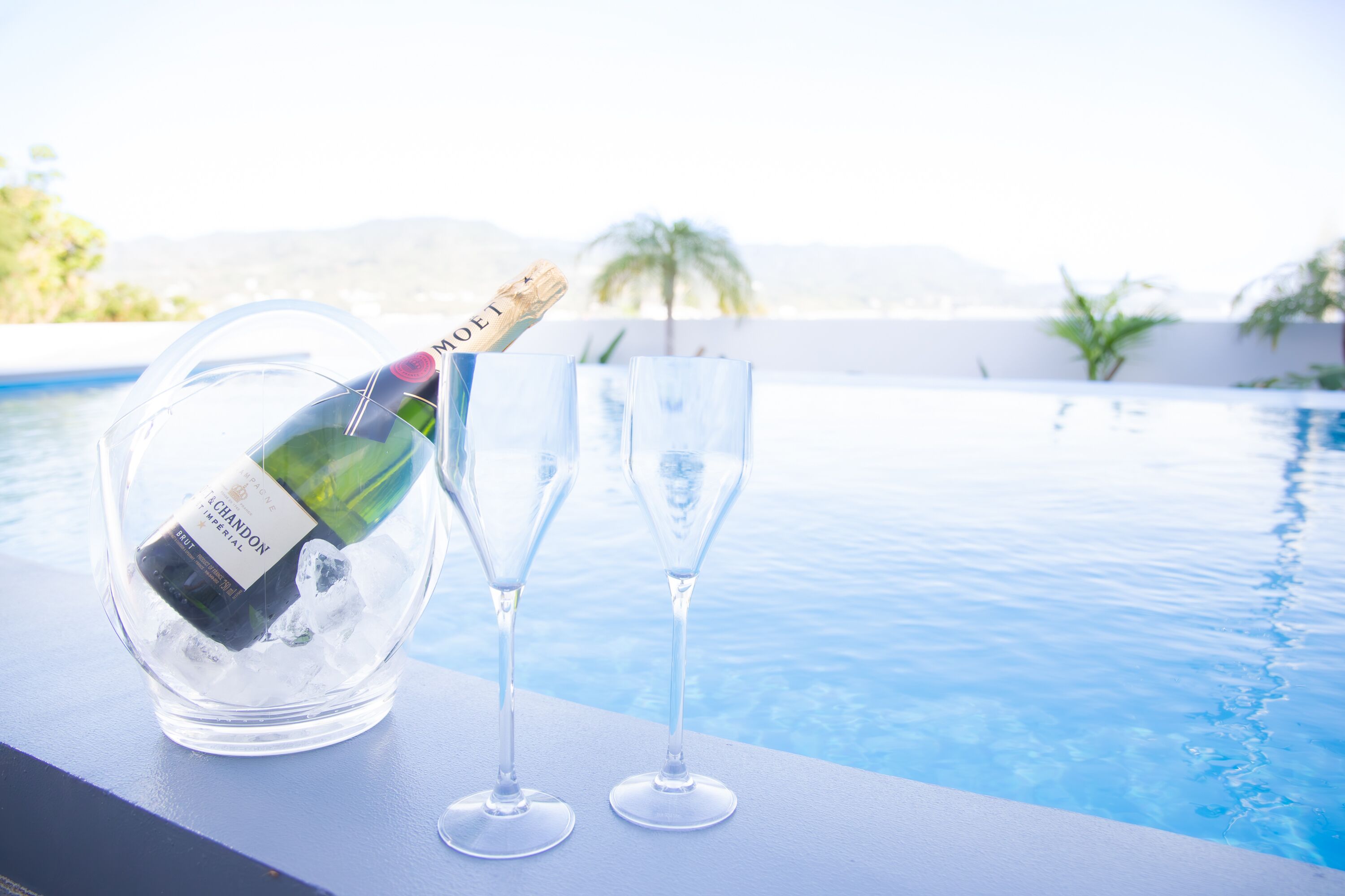 Luxury Villa | Champagne service