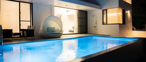 2 habitaciones, cubrecamas y caja de seguridad en la habitación