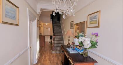 Entire 9 Bedroom Hotel, 9 en-suite Bathrooms, Steps from Llandudno Beach 🏖️🌅