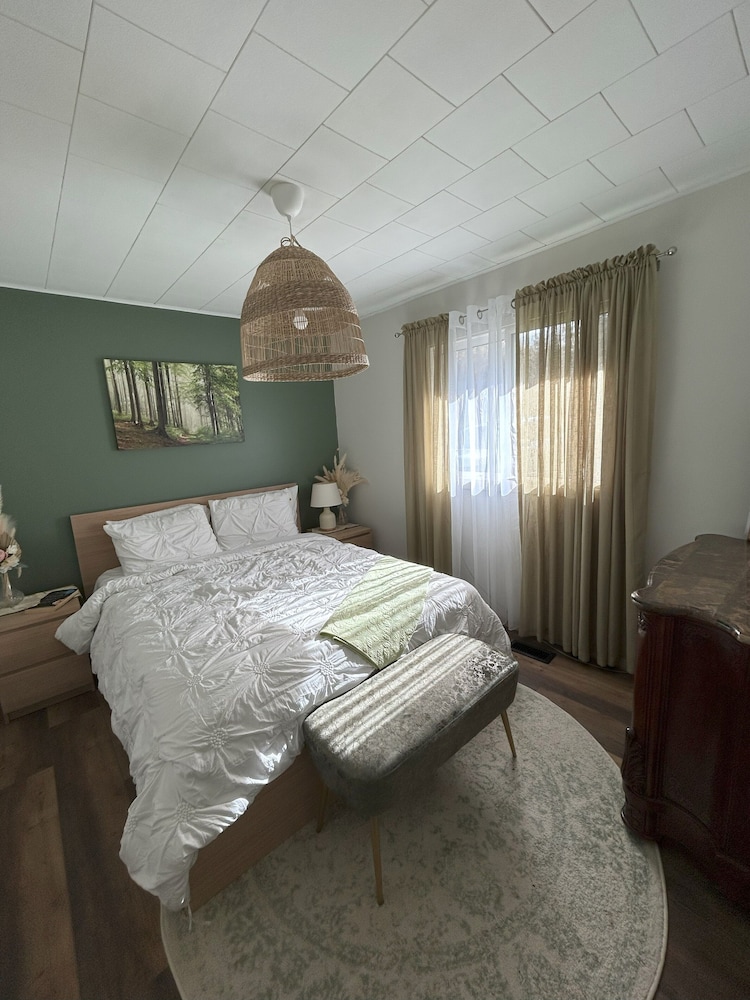 Spacious Lakefront family friendly six bedroom cottage on beautiful