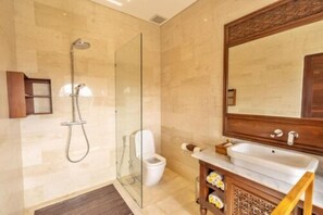 Separate tub and shower, jetted tub, rainfall showerhead, hair dryer - Royal Roco Villa (Tabanan)