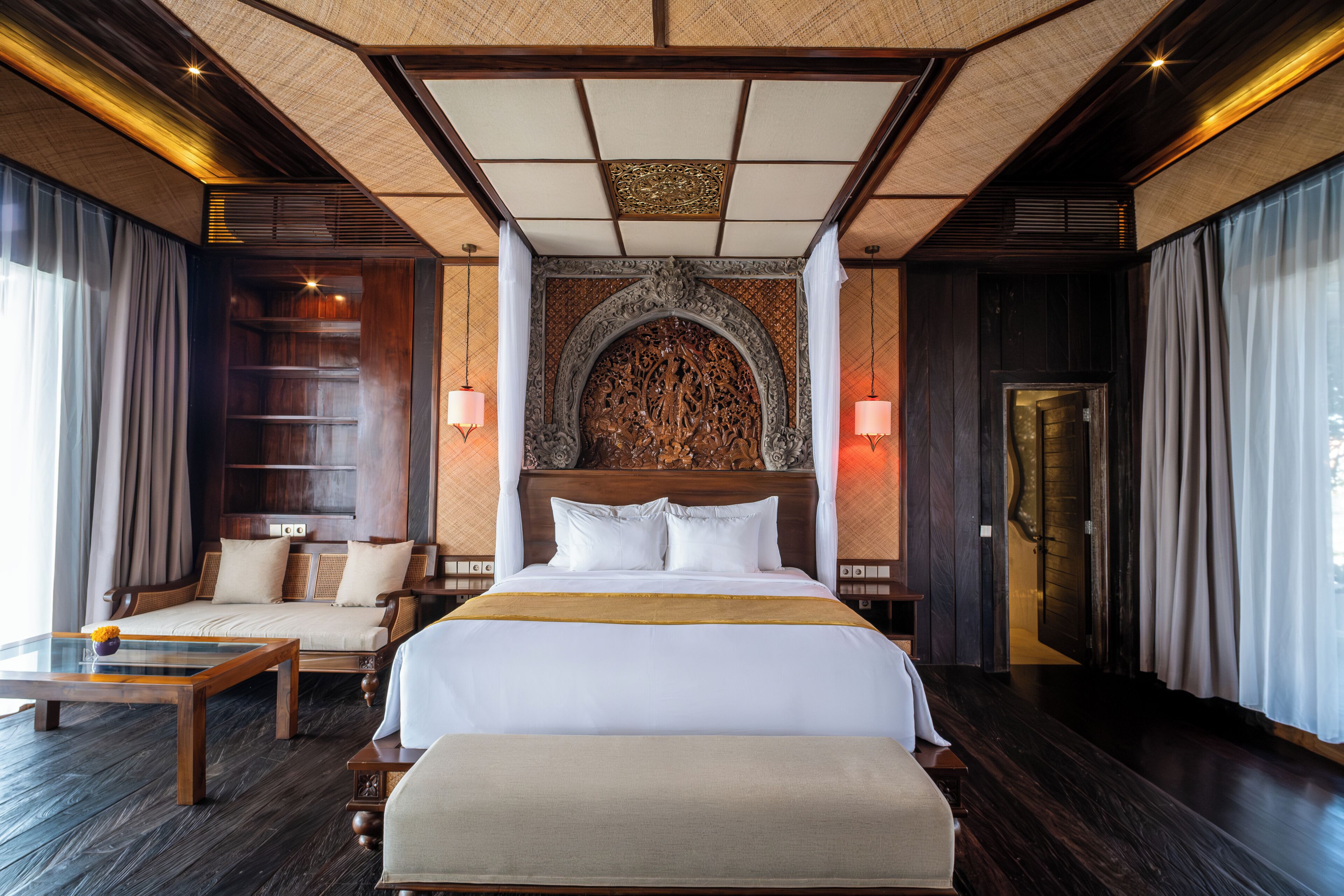 Phòng Suite Cao cấp, quang cảnh hồ bơi, tầng trệt | Bộ đồ giường cao cấp, trang bị nội thất với thiết kế riêng biệt, bàn 