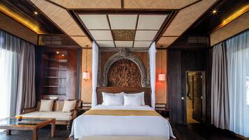 Phòng Suite Cao cấp, quang cảnh hồ bơi, tầng trệt | Bộ đồ giường cao cấp, trang bị nội thất với thiết kế riêng biệt, bàn