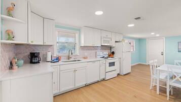 Een koelkast, een magnetron, een oven, een kookplaat