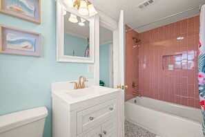 Hair dryer, towels, soap, shampoo - Fun cottage in a fantastic Gulf Shores location! Close to the beach! (Gulf Shores)