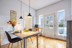 Dining - Apartment 'Alter Laden' with Private Terrace, Shared Garden and Wi-Fi (Nienstädt)