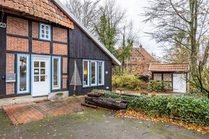 Exterior - Apartment 'Alter Laden' with Private Terrace, Shared Garden and Wi-Fi (Nienstädt)