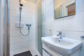 Ducha, secador de pelo y toallas
