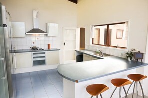 Microondas, horno, parrilla de estufa y lavavajillas 