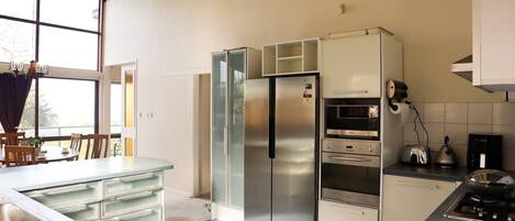 Mikrowelle, Ofen, Herdplatte, Geschirrspüler