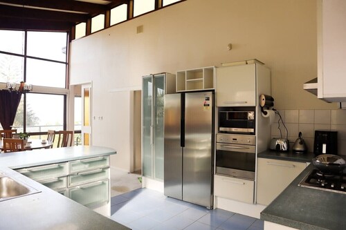 Water views 5-Bedroom Large home | Family Friendly. Close to Airport & City.