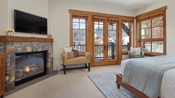 4 bedrooms, desk, iron/ironing board, WiFi