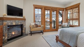 4 bedrooms, desk, iron/ironing board, WiFi